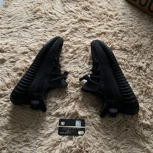 adidas Yeezy Boost 350 V2
Black (Non-Reflective)